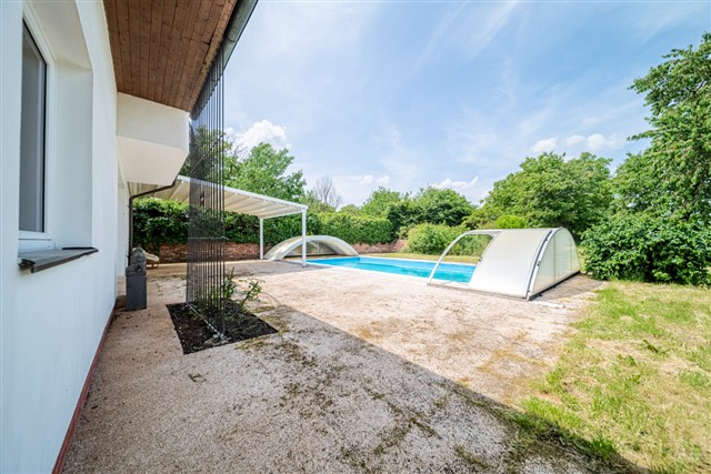 dům a bazén za domem [5/89]